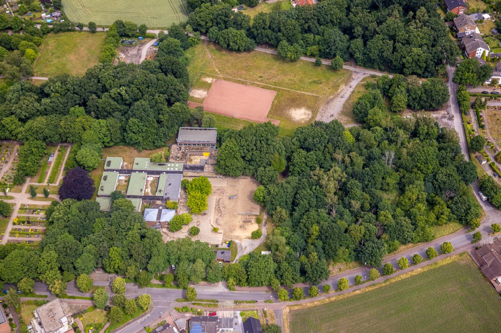 Aerial image Hervest - School building and sports field Albert-Schweitzer-Schule on street Glueck-Auf-Strasse in Hervest at Ruhrgebiet in the state North Rhine-Westphalia, Germany