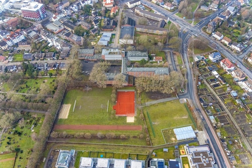 Aerial image Hamm - School building and sports field Beisenkamp-Gymnasium Hamm Am Beisenkamp in Hamm at Ruhrgebiet in the state North Rhine-Westphalia, Germany