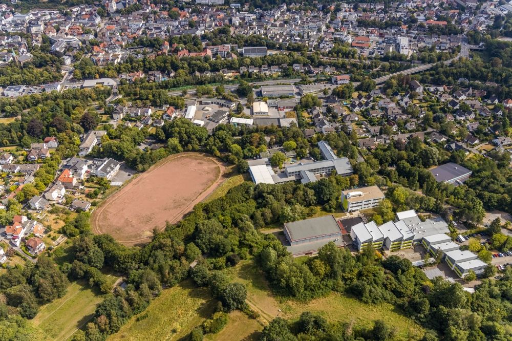 Menden (Sauerland) from the bird's eye view: School building and sports field on Buergermeister-Rau-Strasse - Windthorststrasse - Gisbert-Kranz-Strasse in Menden (Sauerland) in the state North Rhine-Westphalia, Germany
