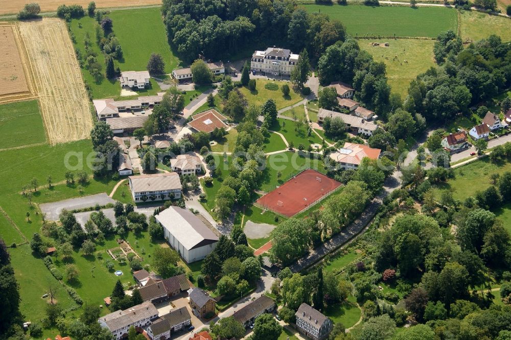 Aerial photograph Bad Zwesten - School building and sports field of Sekundarschule CJD Jugenddorf-Christophorusschule Oberurff on Bergfreiheiter Strasse in the district Oberurff-Schiffelborn in Bad Zwesten in the state Hesse, Germany