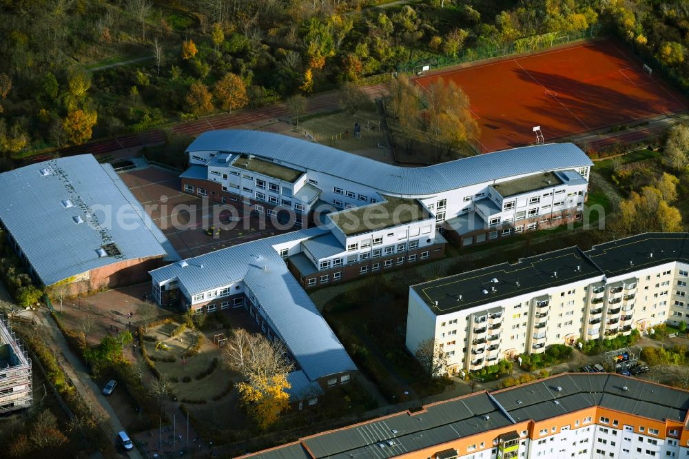 Aerial image Berlin - School building and sports field Feldmark-Schule in the district Neu-Hohenschoenhausen in Berlin, Germany