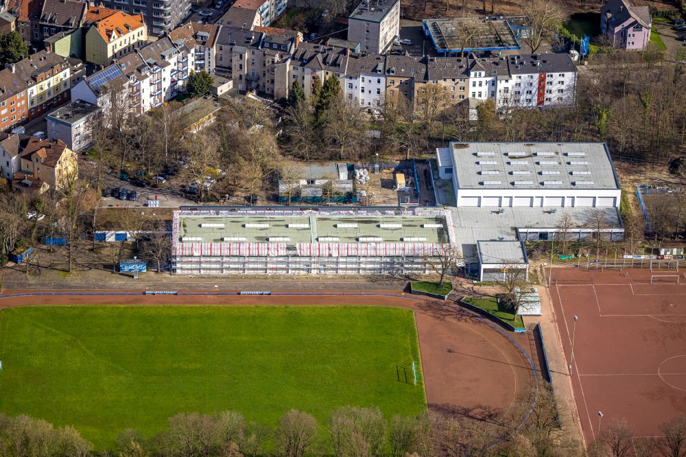 Aerial photograph Gelsenkirchen - School building and sports field Gesamtschule Gelsenkirchen Ueckendorf in the district Ueckendorf in Gelsenkirchen at Ruhrgebiet in the state North Rhine-Westphalia, Germany