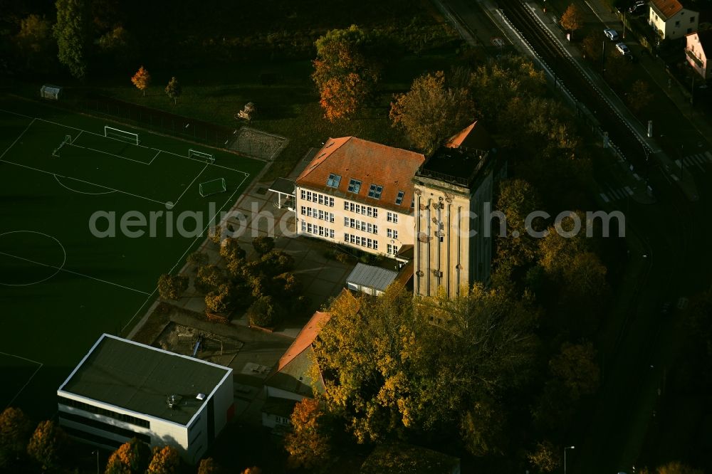 Aerial image Berlin - School building and sports field Grundschule on Wasserturm in the district Heinersdorf in Berlin, Germany