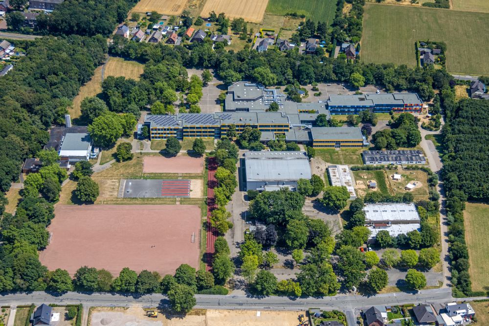 Aerial image Voerde (Niederrhein) - School building and sports field Gymnasium Voerde in Voerde (Niederrhein) in the state North Rhine-Westphalia, Germany