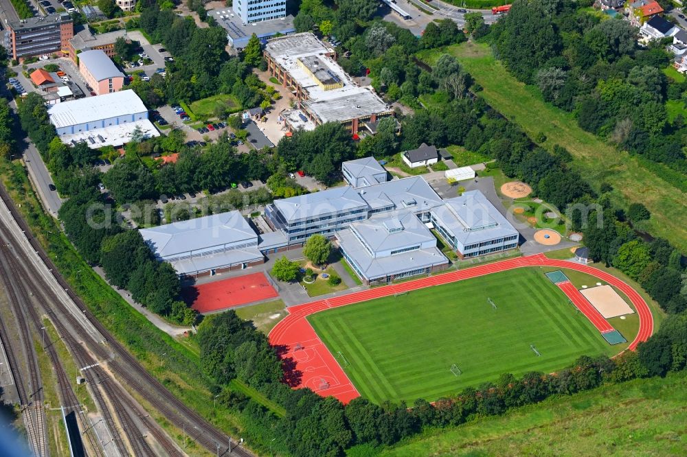 Aerial photograph Husum - School building and sports field Hermann-Tast-Schule in Husum North Frisia in the state Schleswig-Holstein, Germany