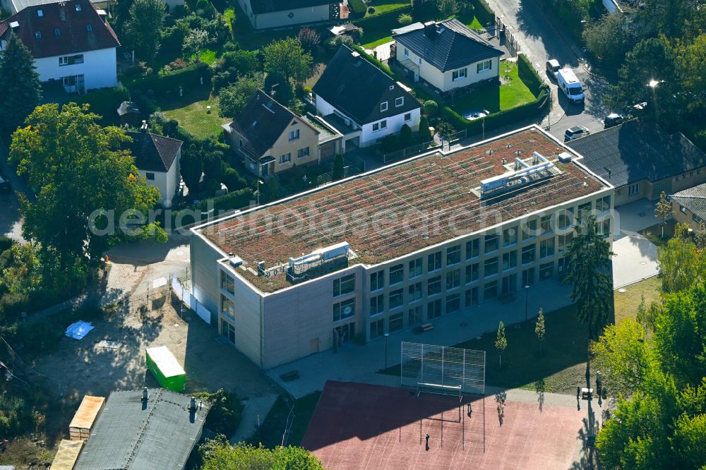 Aerial photograph Berlin - School building and sports field Hoffmann-von-Fallersleben-Grundschule on street Ziekowstrasse - Altenhofer Weg Ecke Nassenheider Weg in Berlin, Germany