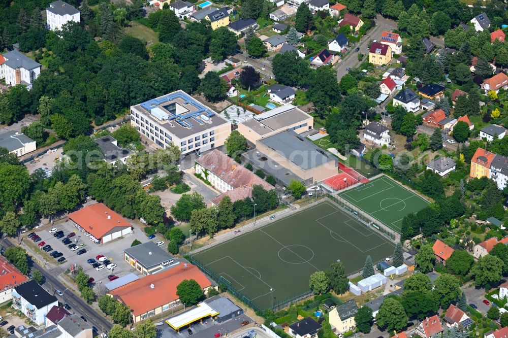 Berlin from the bird's eye view: School building and sports field Jeanne-Barez-Grundschule in the district Franzoesisch Buchholz in Berlin, Germany
