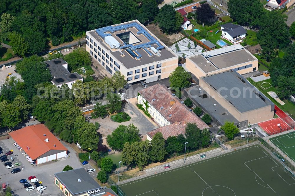 Aerial image Berlin - School building and sports field Jeanne-Barez-Grundschule in the district Franzoesisch Buchholz in Berlin, Germany