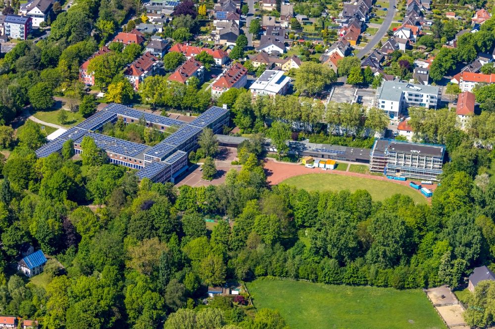 Herne from above - School building and sports field of Otto-Hahn-Gymnasium Herne on Hoelkeskampring in Herne in the state North Rhine-Westphalia, Germany