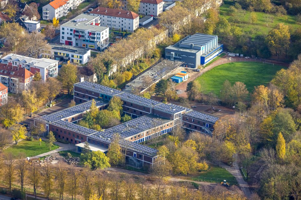 Aerial photograph Herne - School building and sports field of Otto-Hahn-Gymnasium Herne with renovation work on the swimming pool on Hoelkeskampring in Herne in the state North Rhine-Westphalia, Germany