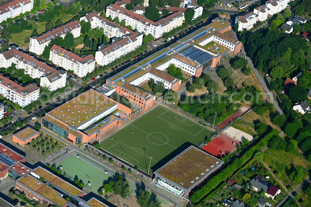 Aerial image Berlin - School building and sports field des Robert-Havemann-Gymnasium on Achillesstrasse in the district Karow in Berlin, Germany