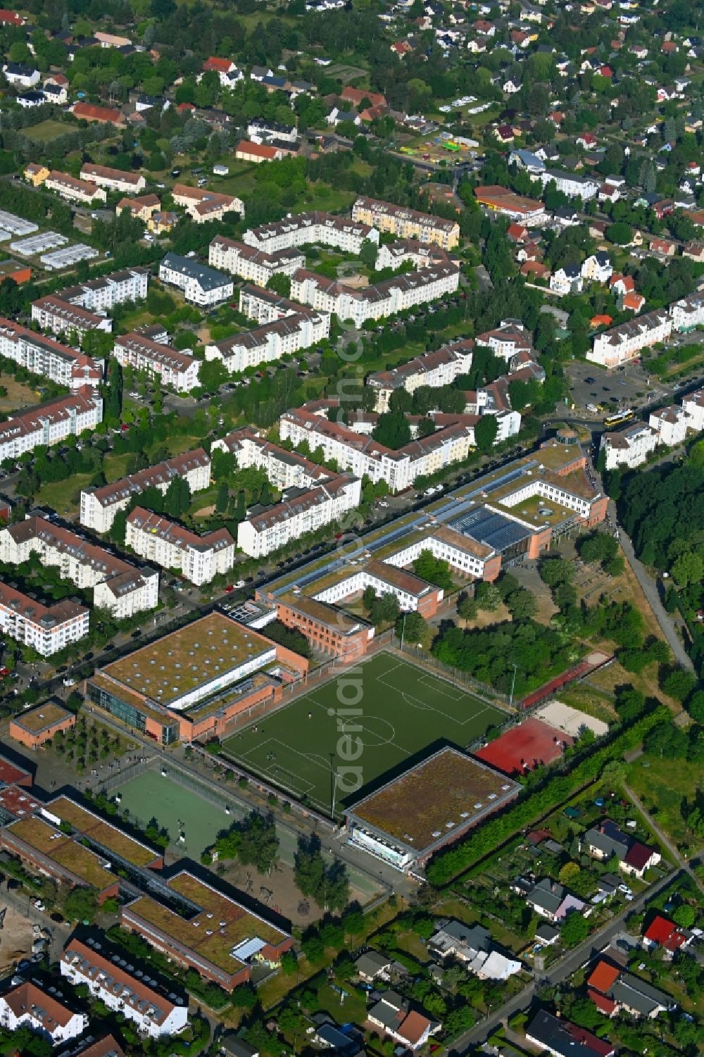Aerial photograph Berlin - School building and sports field des Robert-Havemann-Gymnasium on Achillesstrasse in the district Karow in Berlin, Germany