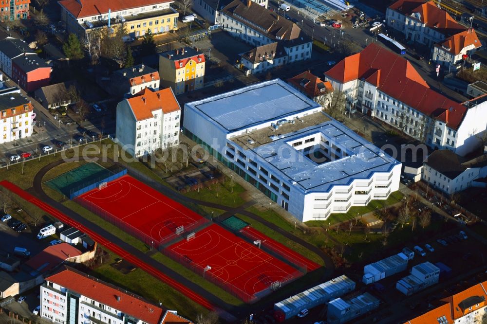 Oranienburg from the bird's eye view: School building and sports field F. F. Runge Gymnasium in Oranienburg in the state Brandenburg, Germany