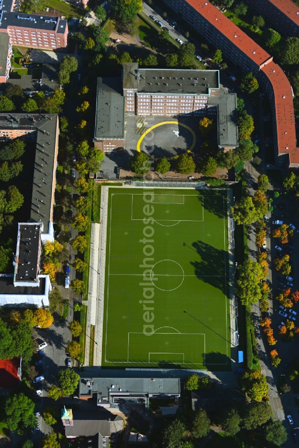 Hamburg from the bird's eye view: School building and sports field of Schule auf der Veddel in the residential area on Slomanstieg in the district Veddel in Hamburg, Germany