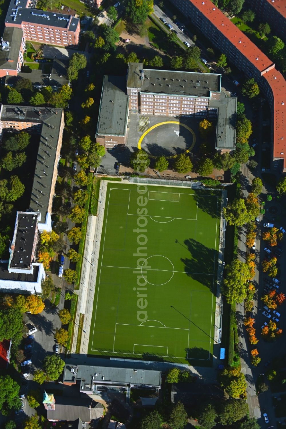 Aerial photograph Hamburg - School building and sports field of Schule auf der Veddel in the residential area on Slomanstieg in the district Veddel in Hamburg, Germany