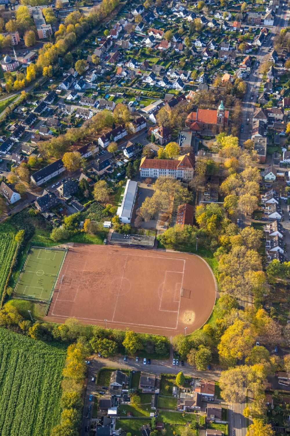 Aerial photograph Gelsenkirchen - School building and sports field Sekundarschule Hassel on street Valentinstrasse in the district Hassel in Gelsenkirchen at Ruhrgebiet in the state North Rhine-Westphalia, Germany