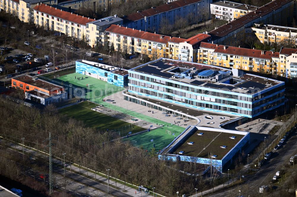 München from the bird's eye view: School building and sports field Staedt. Willy-Brandt- Gesamtschule on street Paul-Hindemith-Allee in the district Freimann in Munich in the state Bavaria, Germany