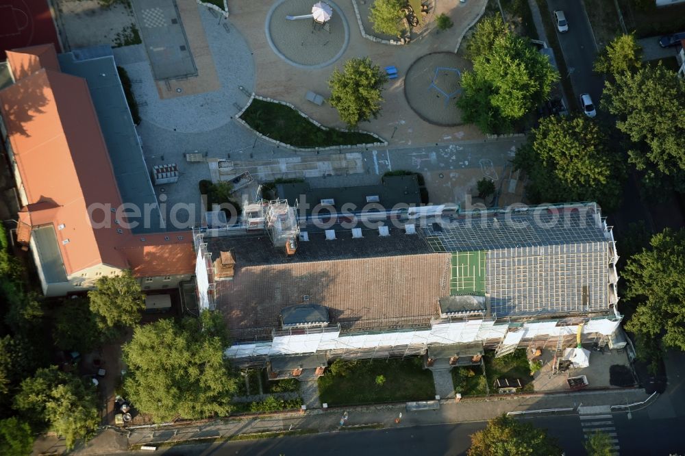 Aerial photograph Berlin - School building and sports field Ulmen-Grundschule in the district Kaulsdorf in Berlin, Germany