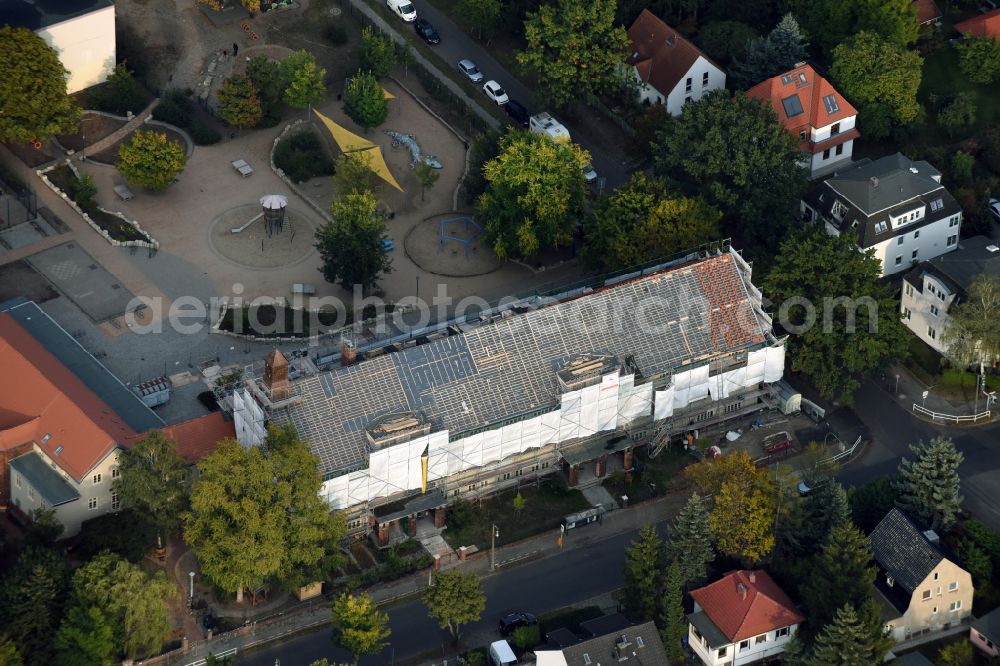 Aerial image Berlin - School building and sports field Ulmen-Grundschule in the district Kaulsdorf in Berlin, Germany