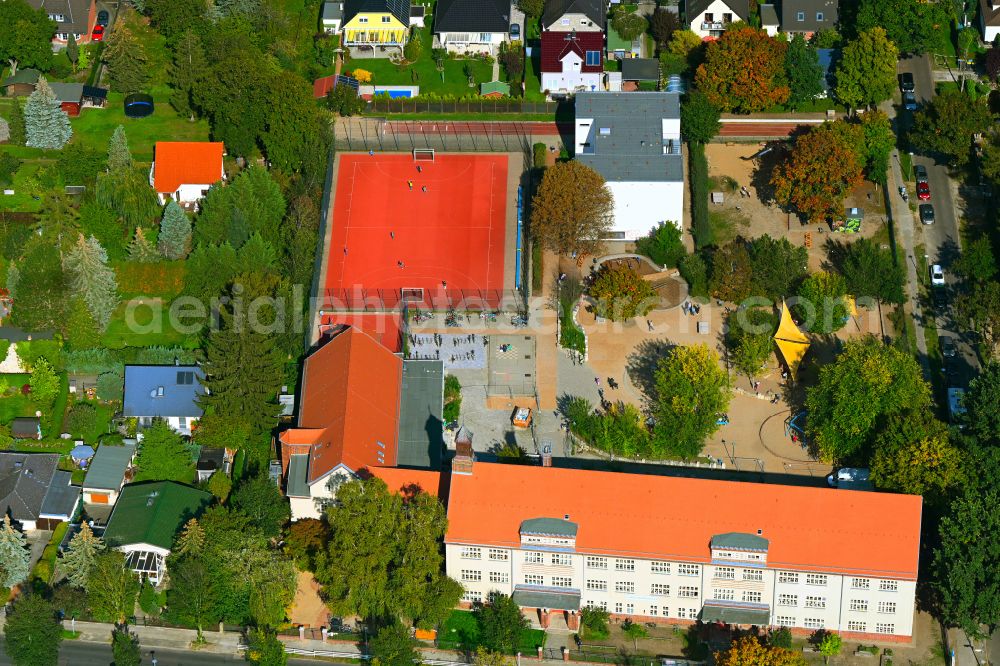Berlin from the bird's eye view: School building and sports field Ulmen-Grundschule in the district Kaulsdorf in Berlin, Germany