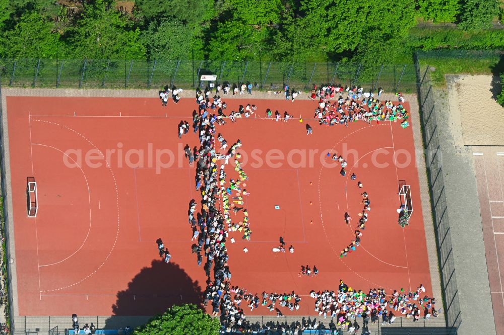 Aerial photograph Berlin - School building and sports field Ulmen-Grundschule in the district Kaulsdorf in Berlin, Germany