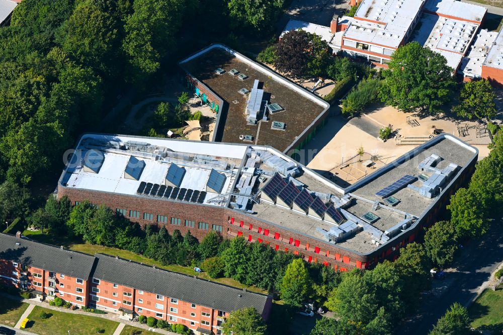 Aerial image Wentorf bei Hamburg - Courtyard of the school building of Grundschule Wentorf in Wentorf bei Hamburg in the state Schleswig-Holstein, Germany