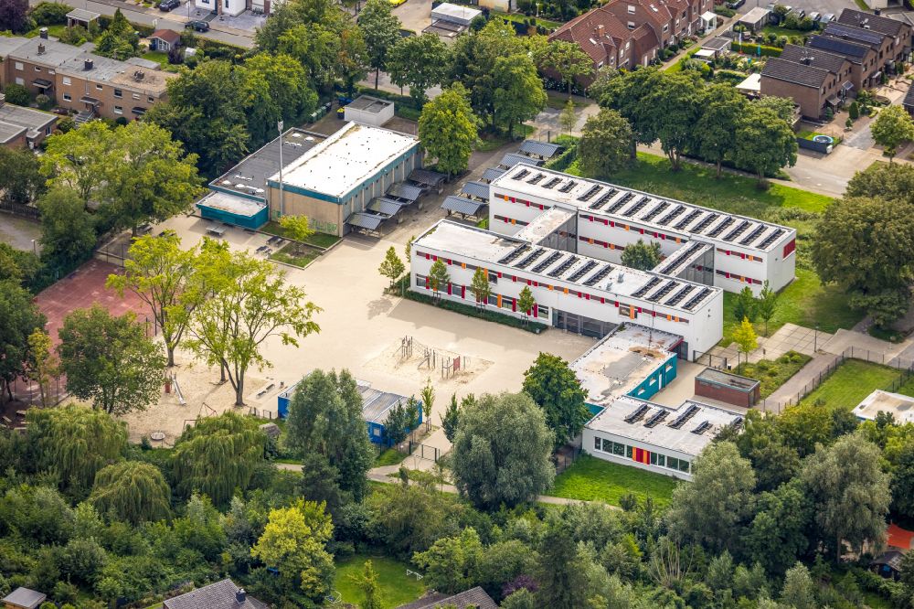 Ahlen from above - Courtyard of the school building of Martinschule on street Am Brueggel in Ahlen in the state North Rhine-Westphalia, Germany