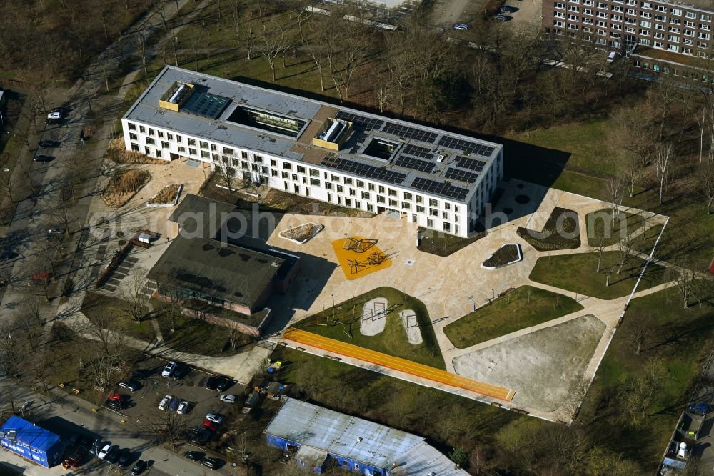 Aerial image Hannover - Courtyard of the school building of Schule auf of Bult in the district Bult in Hannover in the state Lower Saxony, Germany