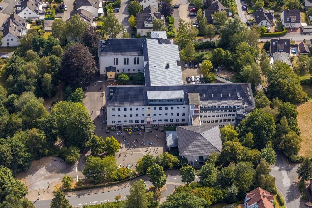 Menden (Sauerland) from above - Courtyard of the school building of Staedt. Gesamtschule Menden in Menden (Sauerland) in the state North Rhine-Westphalia, Germany