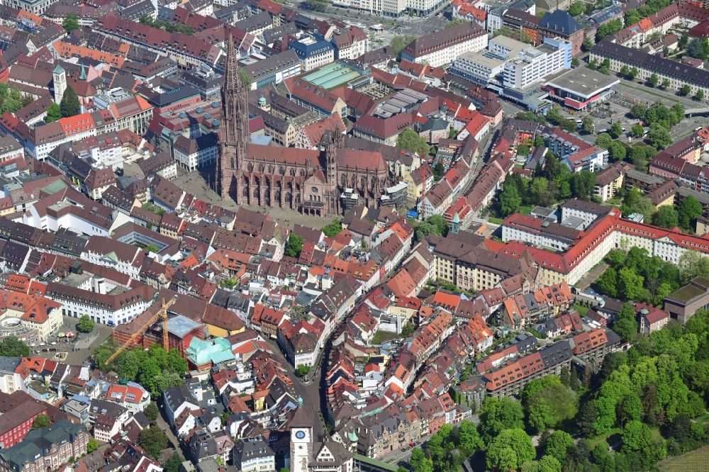 Freiburg im Breisgau from the bird's eye view: The city center and old town with cathedral in the downtown area in Freiburg im Breisgau in the state Baden-Wurttemberg, Germany