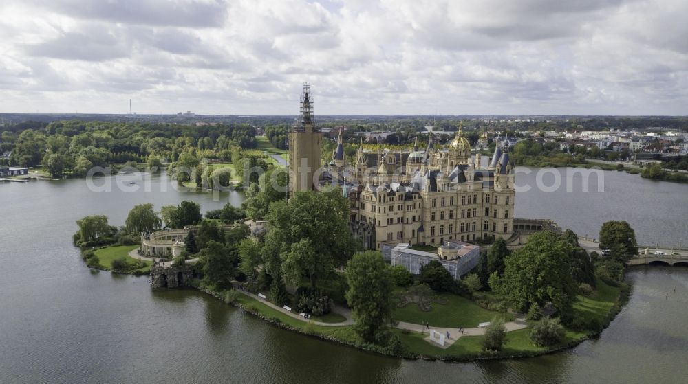Schwerin from the bird's eye view: Schwerin Castle, seat of the state parliament in the state capital of Mecklenburg-Vorpommern, Germany