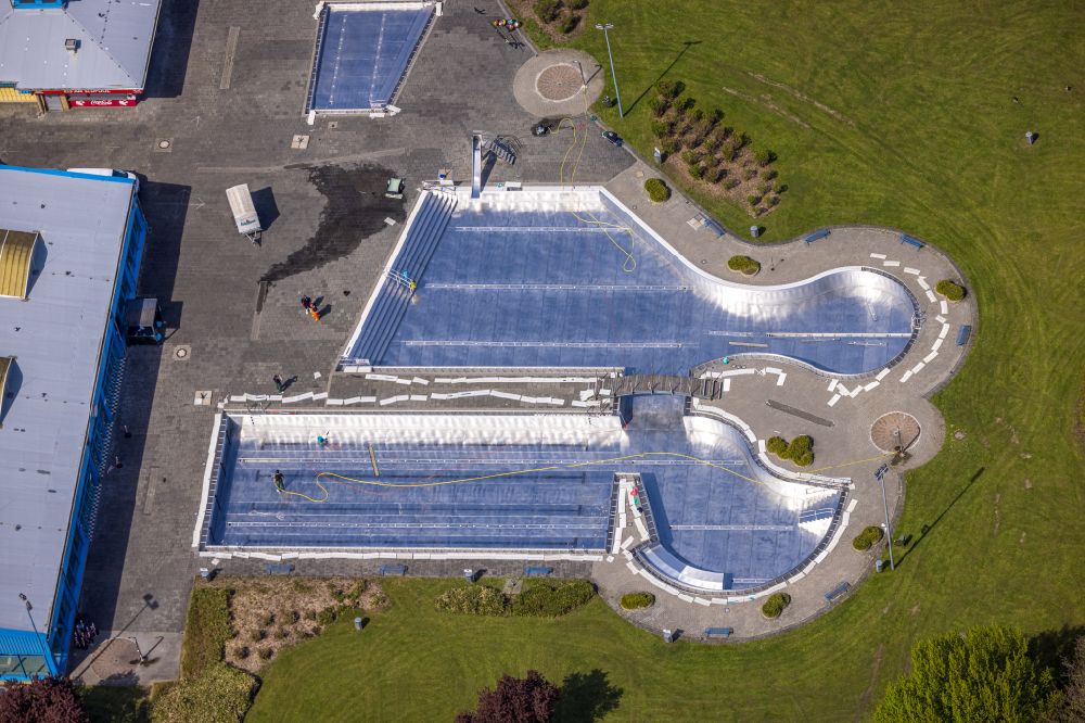 Herne from the bird's eye view: Swimming pools of the leisure facility Suedpool in of Bergstrasse in Herne in the state North Rhine-Westphalia, Germany