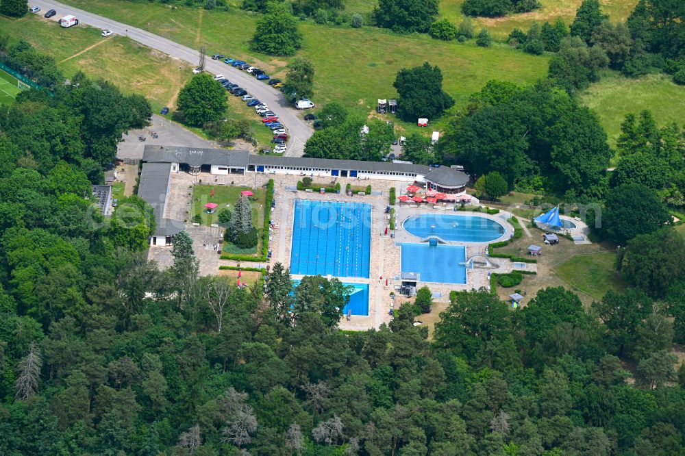 Wolfsburg from above - Swimming pool of the VW-Bad in the district Koehlerberg in Wolfsburg in the state Lower Saxony, Germany