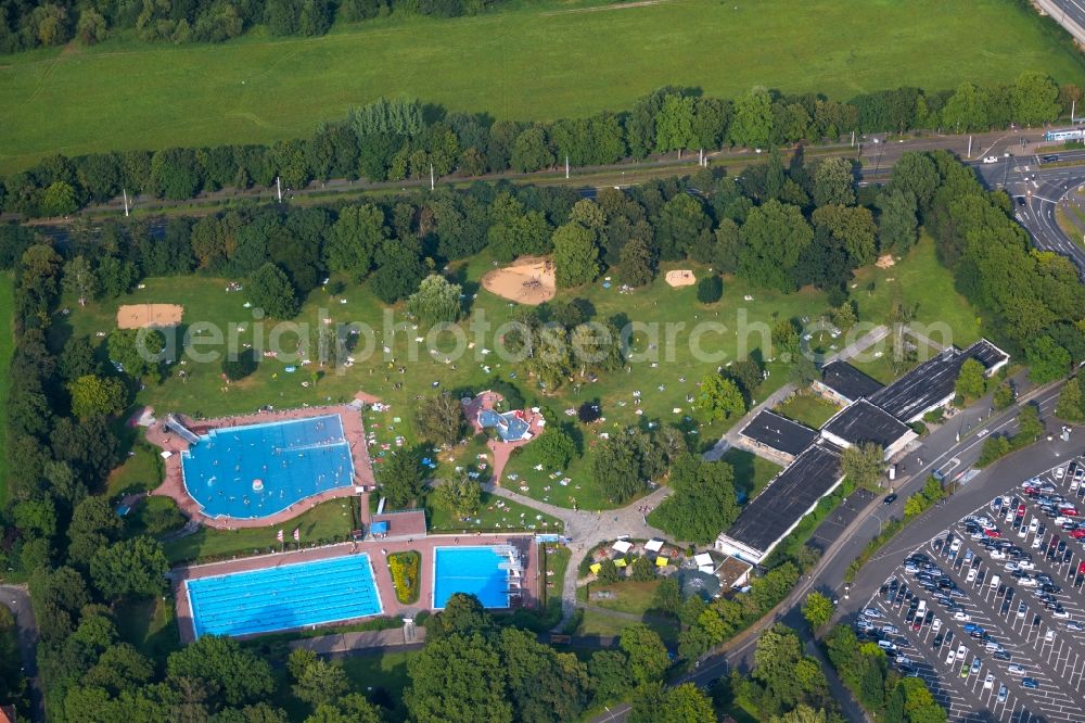 Aerial photograph Würzburg - Swimming pool of the Dallenbergbad on Koenig-Heinrich-Strasse in the district Steinbachtal in Wuerzburg in the state Bavaria, Germany