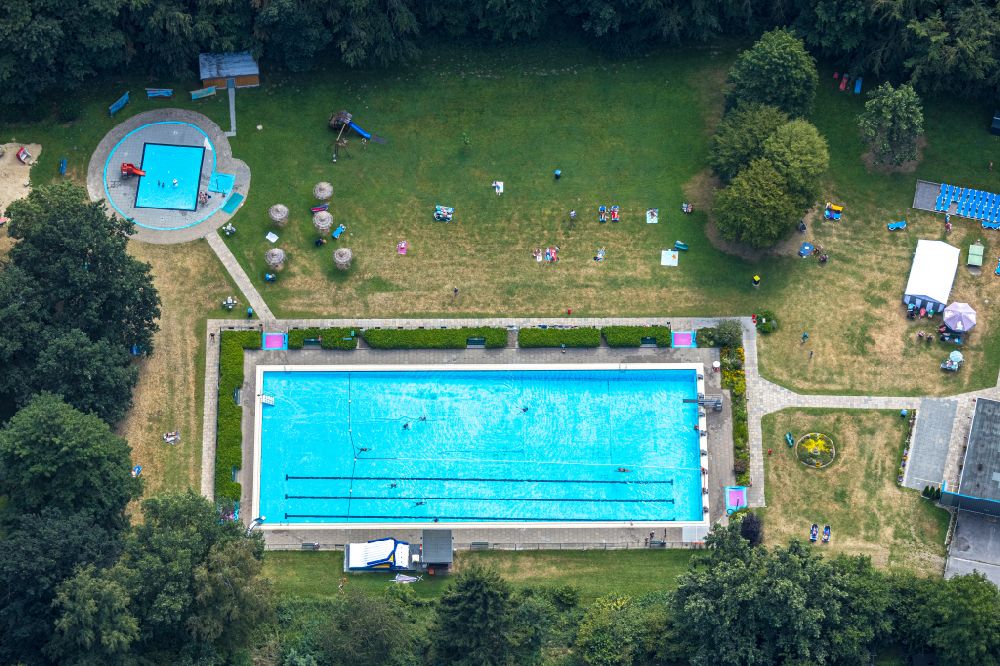 Fröndenberg/Ruhr from the bird's eye view: Swimming pool of the in Dellwig in the state North Rhine-Westphalia, Germany