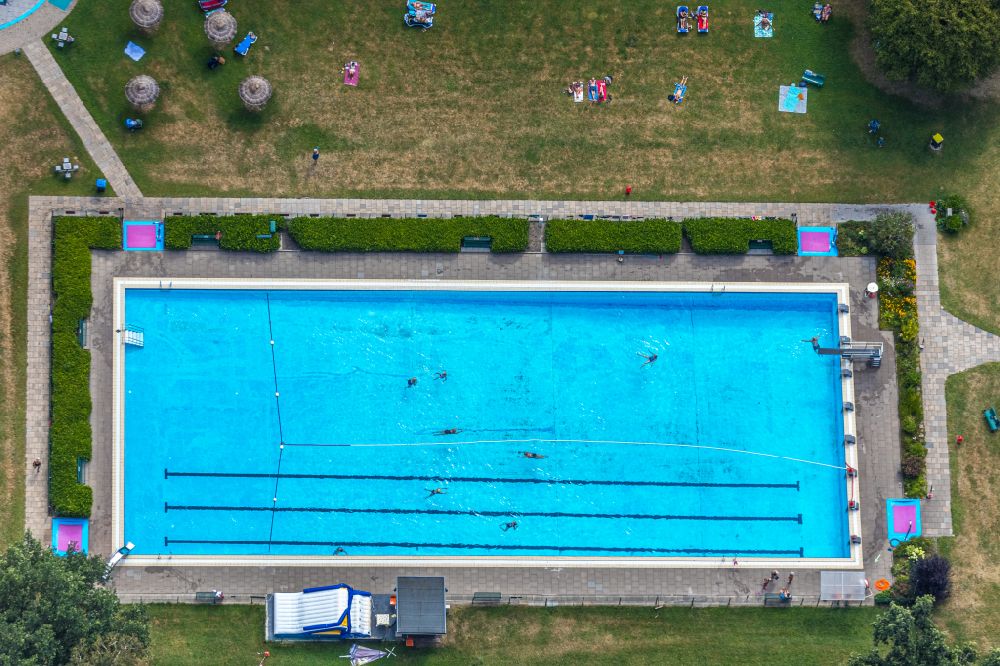 Aerial photograph Fröndenberg/Ruhr - Swimming pool of the in Dellwig in the state North Rhine-Westphalia, Germany
