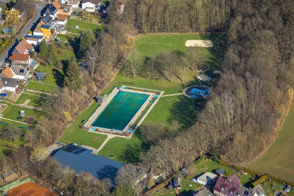 Fröndenberg/Ruhr from above - Swimming pool of the in Dellwig in the state North Rhine-Westphalia, Germany