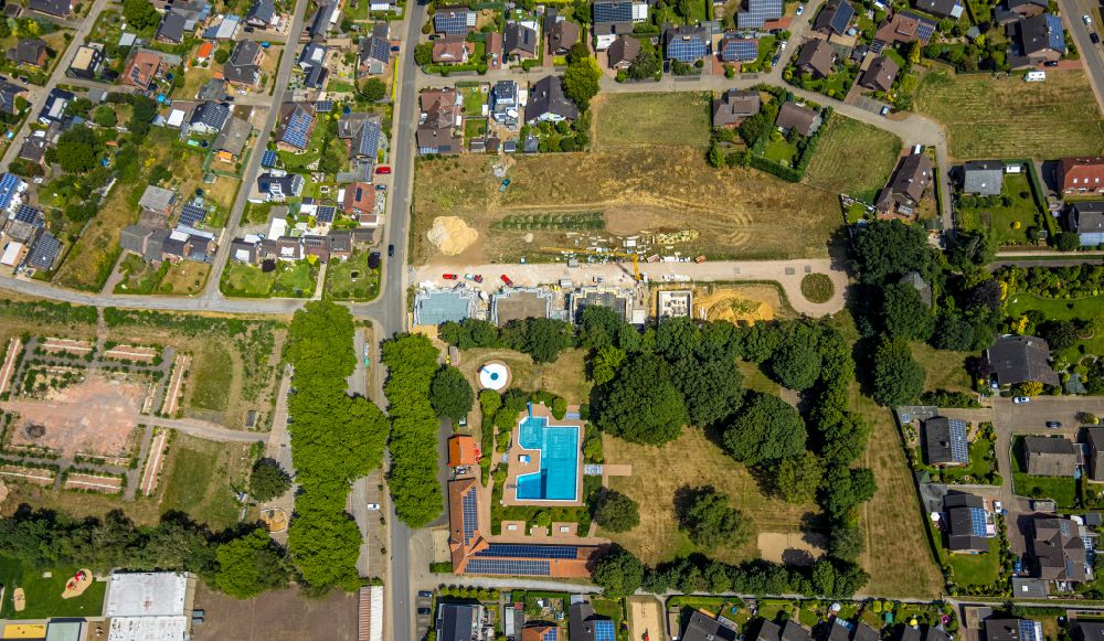 Dingden from the bird's eye view: Swimming pool of the on Krechtinger Strasse in Dingden in the state North Rhine-Westphalia, Germany