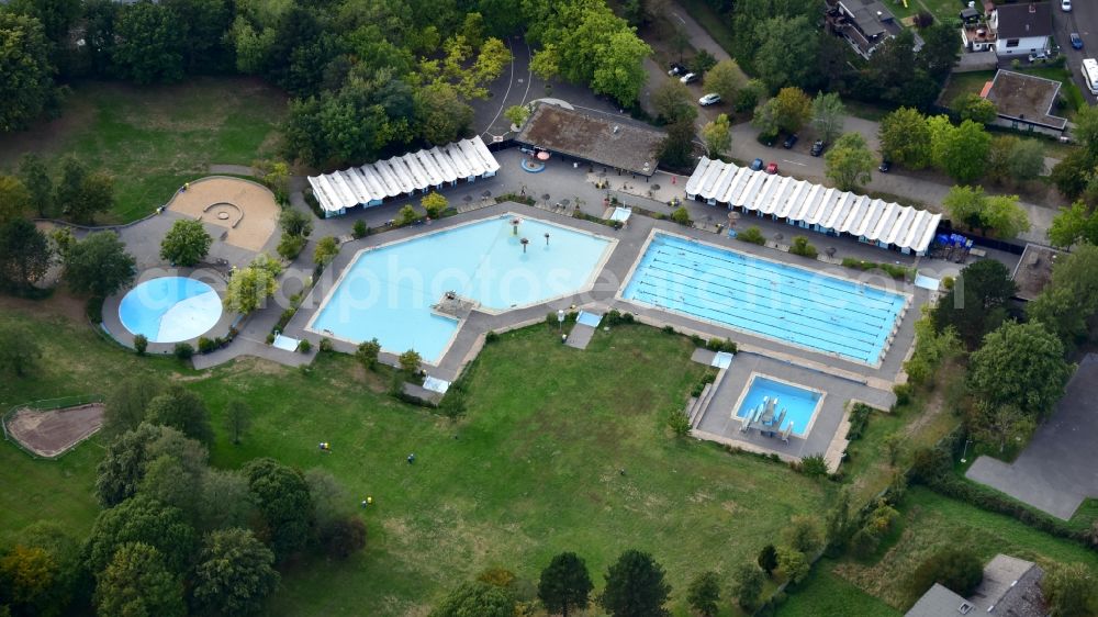 Bonn from the bird's eye view: Swimming pool of the Ennertbad in the district Puetzchen-Bechlinghoven in Bonn in the state North Rhine-Westphalia, Germany
