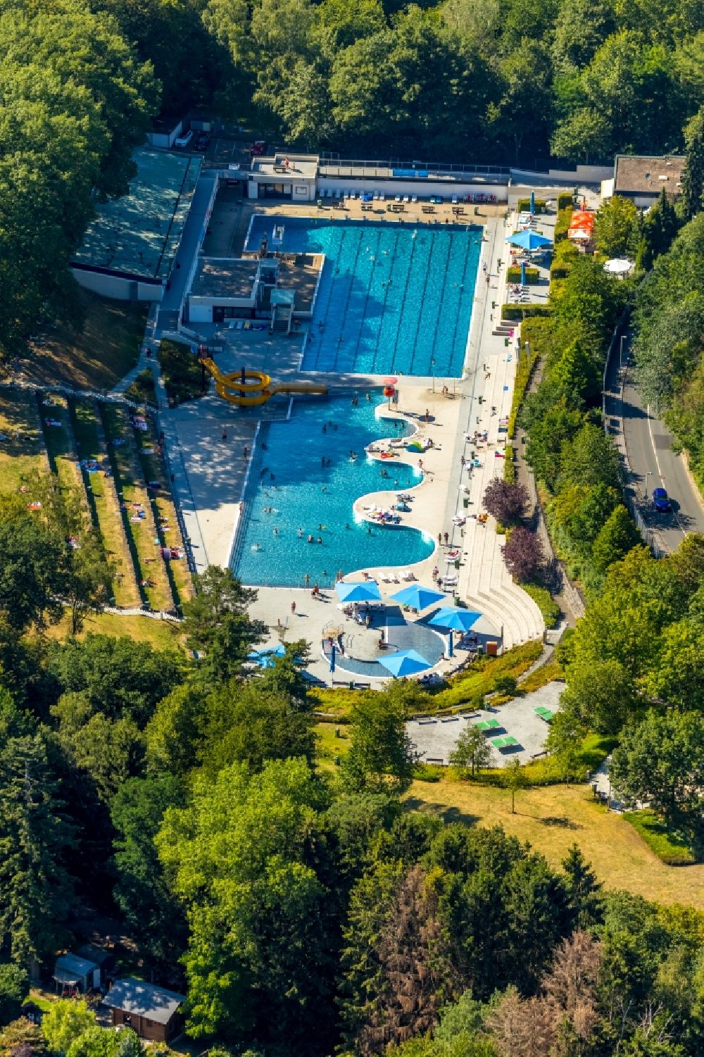 Witten from the bird's eye view: Swimming pool of the of Freibad Annen on Herdecker Street in Witten in the state North Rhine-Westphalia, Germany
