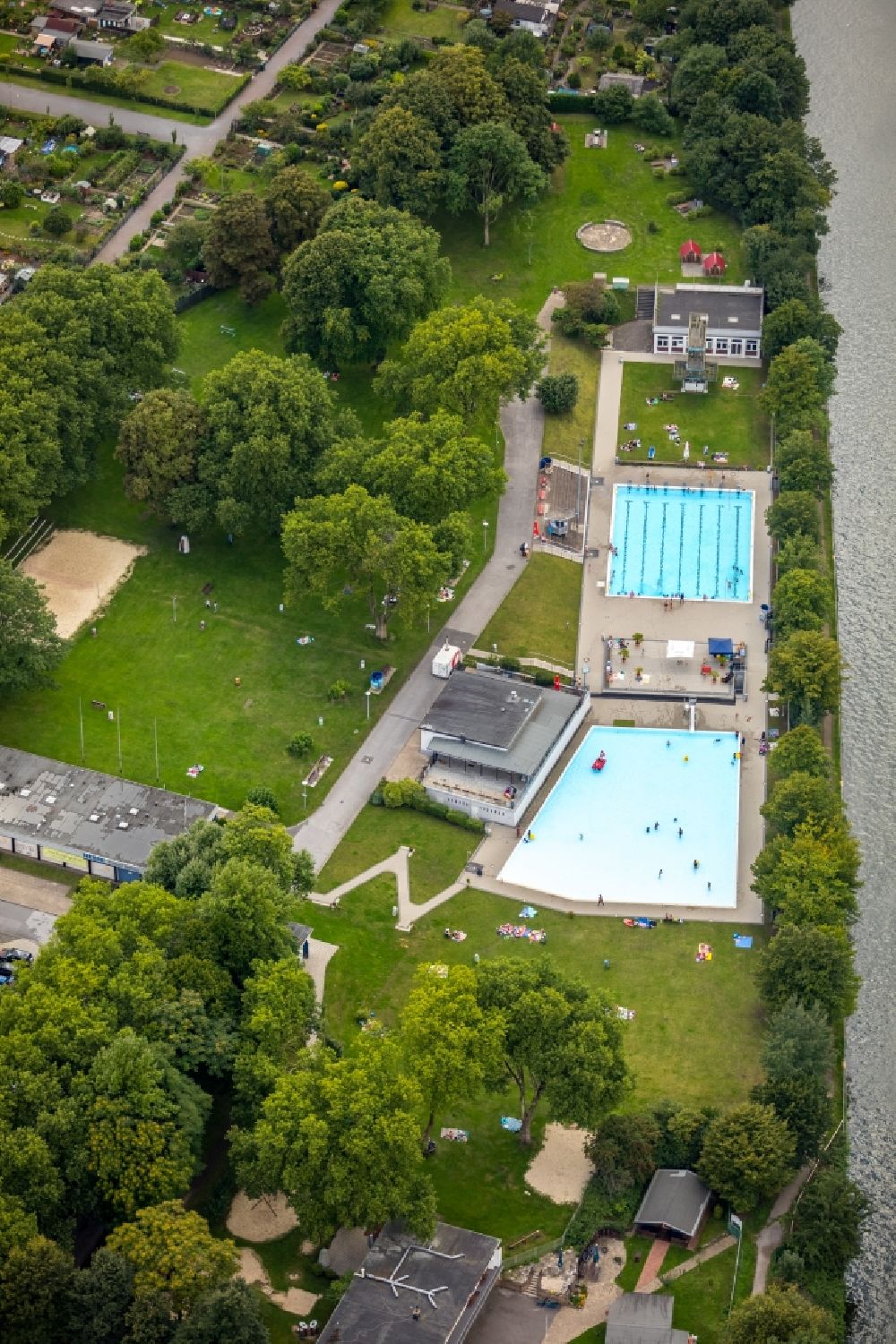 Aerial image Essen - Swimming pool of the Freibad Dellwig Hesse on Scheppmannskonp in Essen in the state North Rhine-Westphalia, Germany
