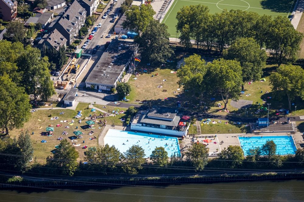 Essen from above - Swimming pool of the Freibad Dellwig Hesse on Scheppmannskonp in Essen in the state North Rhine-Westphalia, Germany