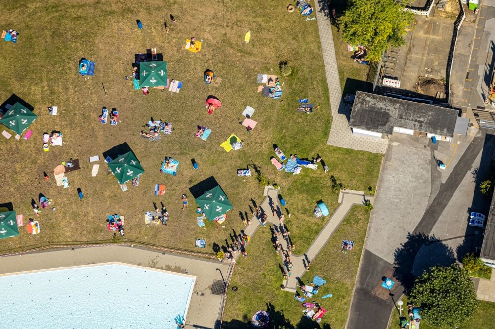 Aerial photograph Essen - Swimming pool of the Freibad Dellwig Hesse on Scheppmannskonp in Essen in the state North Rhine-Westphalia, Germany