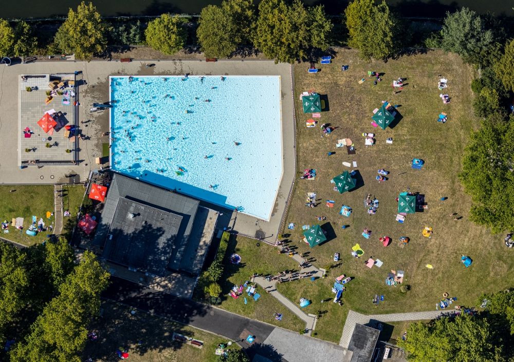 Essen from above - Swimming pool of the Freibad Dellwig Hesse on Scheppmannskonp in Essen in the state North Rhine-Westphalia, Germany