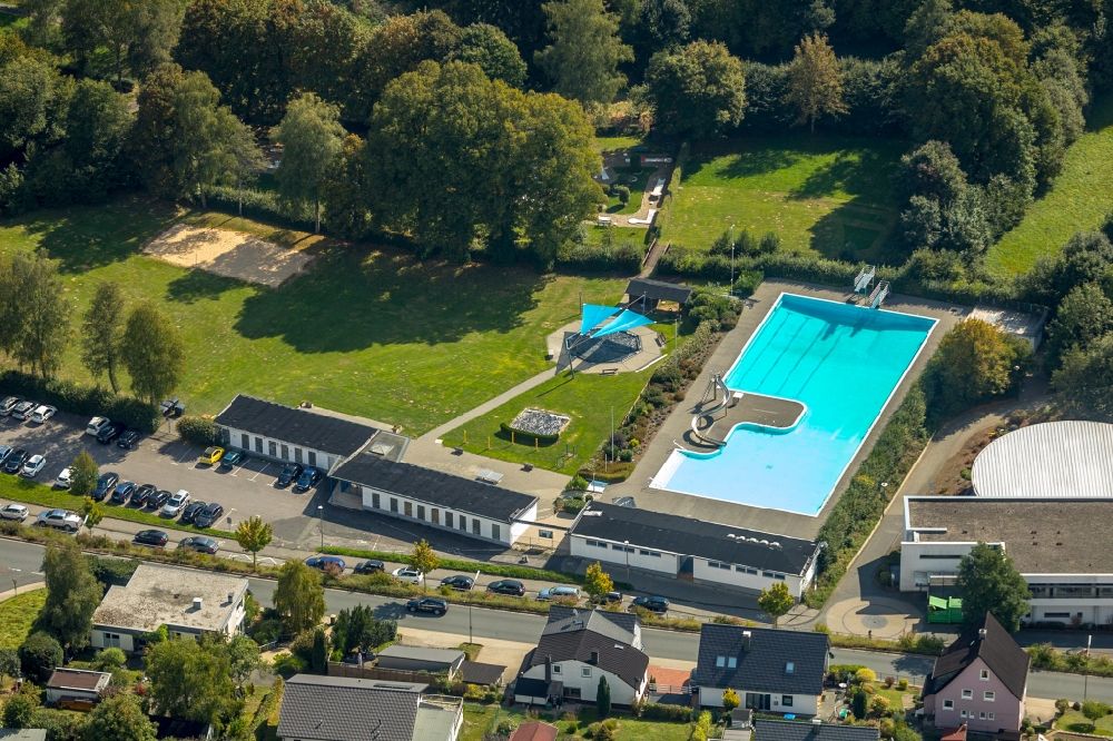 Hilchenbach from the bird's eye view: Swimming pool of the Freibad Hilchenbach on Ferndorfstrasse in Hilchenbach in the state North Rhine-Westphalia, Germany