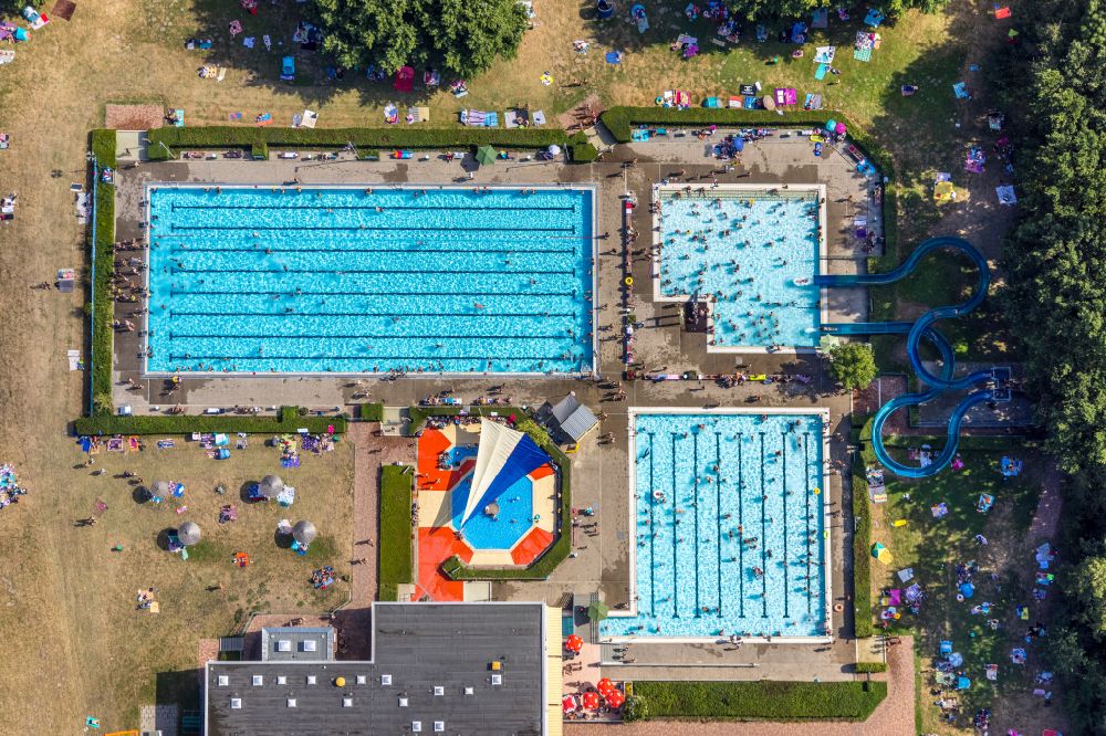 Hamm from above - Swimming pool of the Freibad Sued in the district Westtuennen in Hamm at Ruhrgebiet in the state North Rhine-Westphalia, Germany