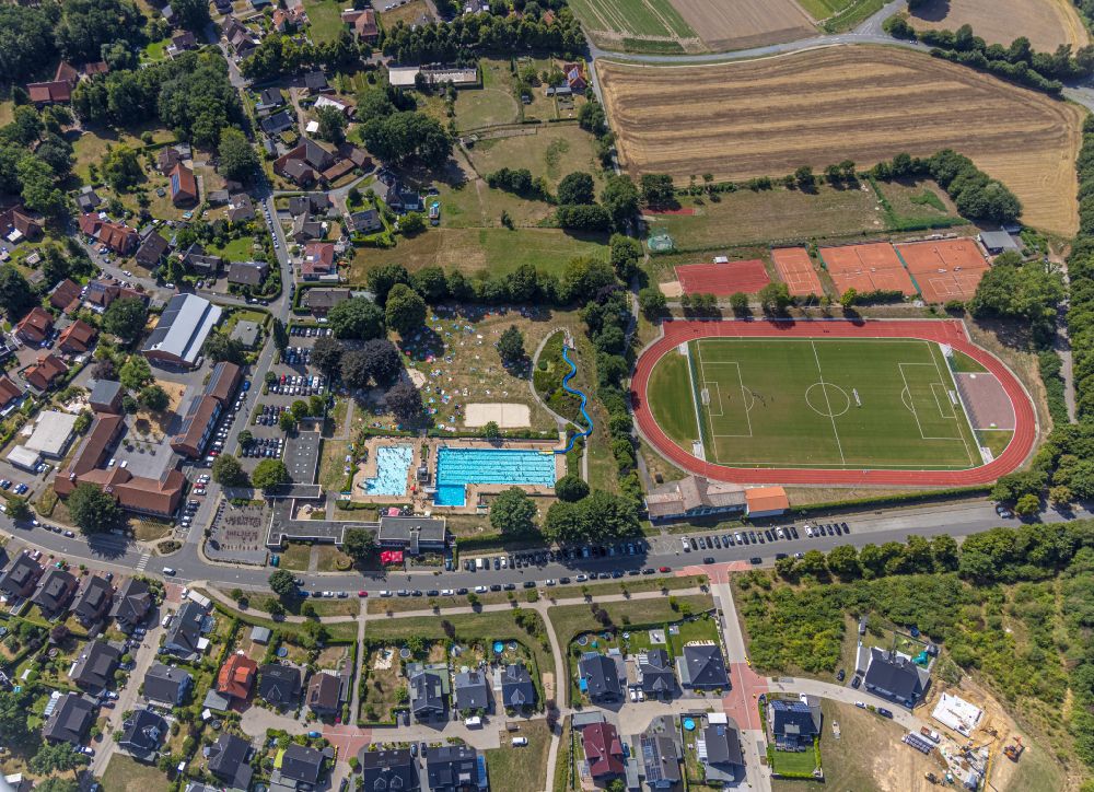 Haltern am See from above - Swimming pool of the outdoor pool Freibad Sythen on Mosskamp and ensemble of sports facilities of TuS Sythen on Brinkweg in Sythen in the state North Rhine-Westphalia, Germany