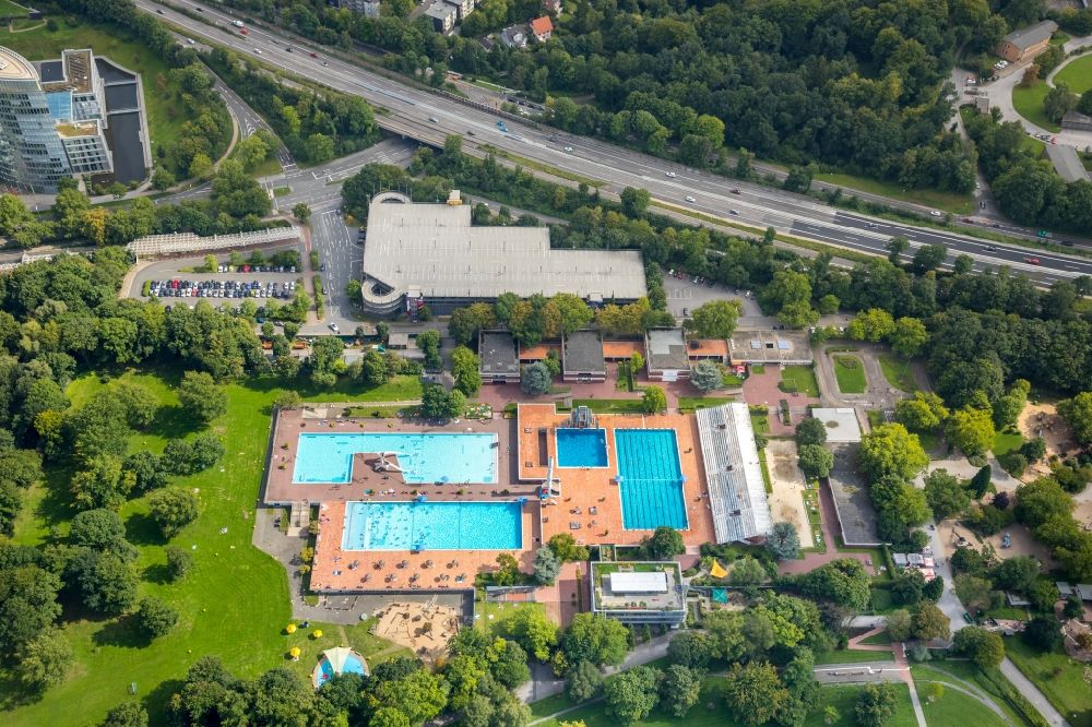 Aerial photograph Essen - Swimming pool of the Grugabad in Essen in the state North Rhine-Westphalia