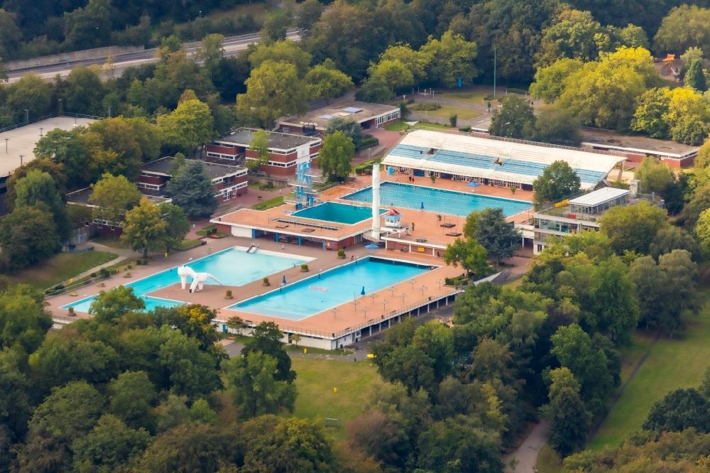 Essen from the bird's eye view: Swimming pool of the Grugabad in Essen in the state North Rhine-Westphalia