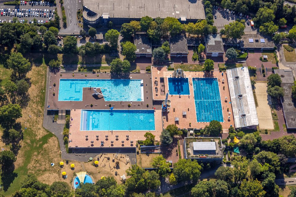 Essen from the bird's eye view: swimming pool of the Grugabad in Essen in the state North Rhine-Westphalia